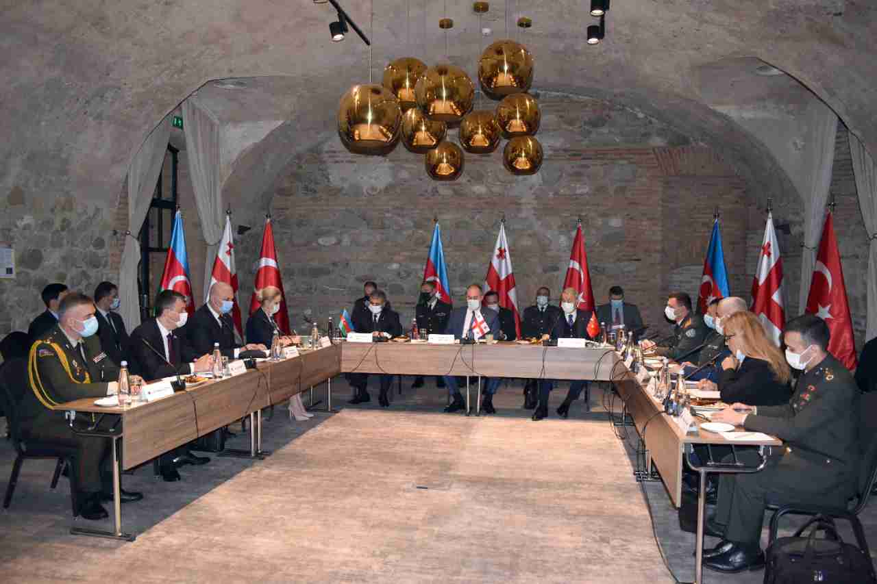 Türkiye-Azerbaycan-Gürcistan savunma bakanları arasında yakın temas