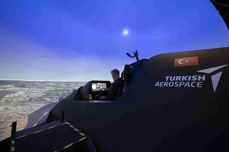 Türk pilotları KAAN için simülatörle uçuş eğitimi yapıyor